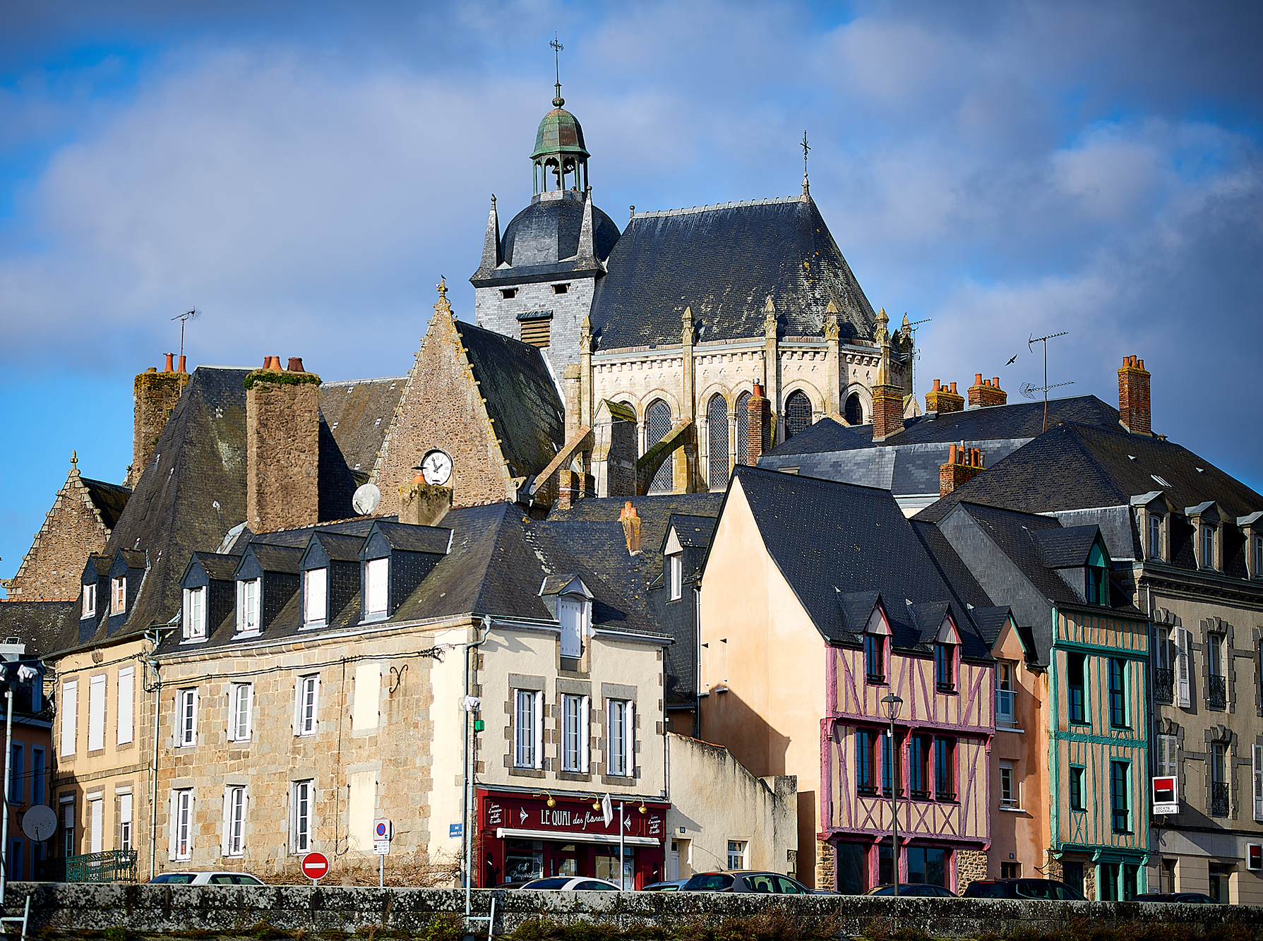 Mayenne s'écrit Ensemble, la basilique Notre-Dame et les quais